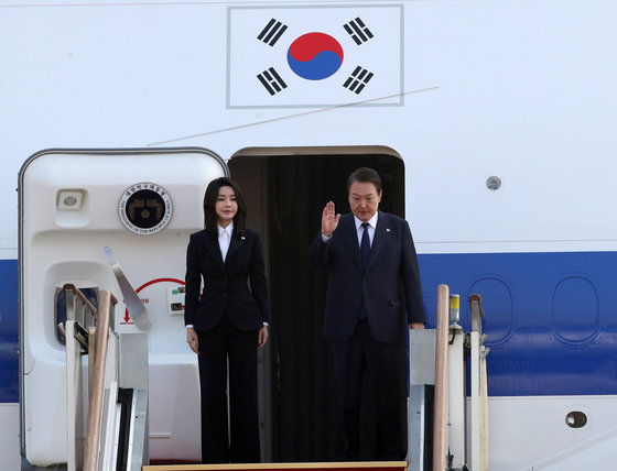 윤석열 대통령과 김건희 여사가 11일 오전 경기 성남 서울공항에서 아세안(ASEAN·동남아국가연합) 관련 정상회의 및 주요 20개국(G20) 정상회의 등 다자 회의 참석차 출국하기 위해 공군 1호기에 탑승하며 인사하고 있다. 2022.11.11/뉴스1