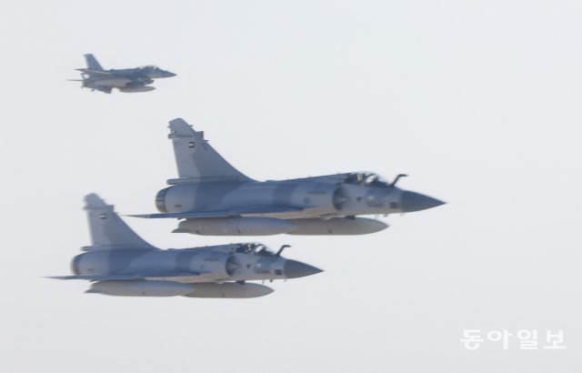 공군1호기가 아랍에미리트(UAE) 영공에 도달하자 UAE측 전투기들이 호위 비행을 하고 있다. 아부다비=양회성 기자 yohan@donga.com