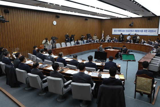 이상민 행정안전부 장관과 조규홍 보건복지부 장관, 오세훈 서울시장, 박희영 용산구청장을 비롯한 증인들이 지난 6일 서울 여의도 국회에서 열린 용산 이태원 참사 진상규명과 재발방지를 위한 국정조사 2차 청문회에 참석해 있다. 2023.1.6 뉴스1