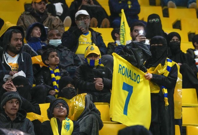 호날두의 유니폼을 들고 있는 사우디아라비아의 여성 축구팬. 리야드=AP 뉴시스