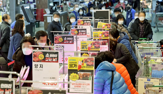 9일 서울 서초구 농협 하나로마트 양재점에서 열린 ‘물가안정을 위한 한우 100마리 할인 행사’를 찾은 시민들이 소고기를 구매하고 있다. 2023.1.9 뉴스1