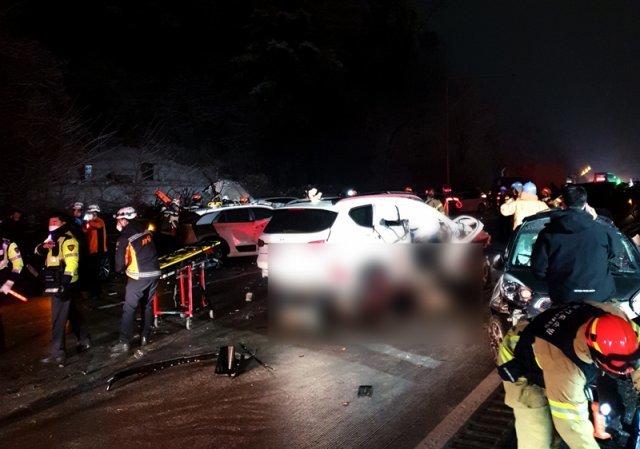 구리포천고속道 40여대 추돌…1명 사망, 3명 중상