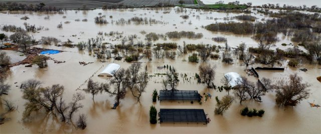 미국 서부 캘리포니아를 3주째 강타한 폭우로 13일 몬터레이 지역 살리나스강이 범람해 일대가 물바다로 변했다. 겨울폭풍이 강타한 
캘리포니아에서 지난해 12월 26일부터 3주간 평소보다 4∼6배 많은 비가 쏟아져 최소 19명이 숨졌다. 조 바이든 미국 대통령은
 14일 캘리포니아에 비상사태를 선포했다. 몬터레이=AP 뉴시스
