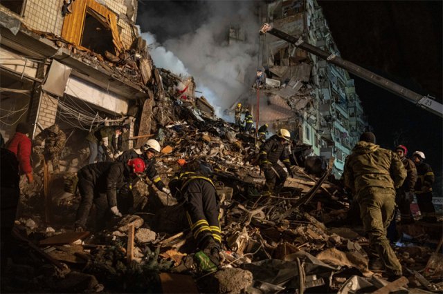 14일 러시아군의 대규모 공습으로 우크라이나 남동부 드니프로의 아파트 건물이 파괴돼 구조대가 잔해에 깔린 주민들을 구조하고 있다.
 15일 우크라이나 당국은 이번 포격으로 이날까지 최소 21명이 사망했다고 밝혔다. 드니프로=AP 뉴시스