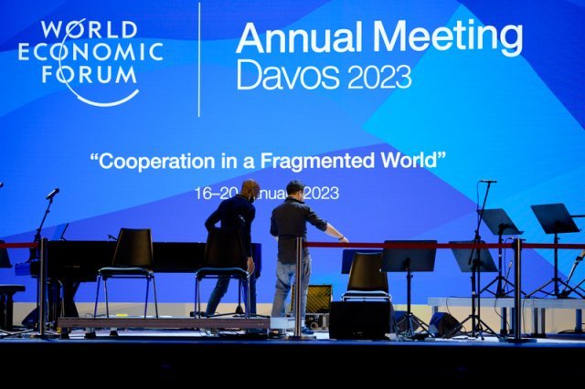 15일(현지시간) 스위스 다보스에서 열릴 예정인 세계경제포럼 개막 전날 관계자들이 무대를 준비하고 있다. 세계경제포럼 연례회의는 1월 16일부터 1월 20일까지 다보스에서 열린다. AP  뉴시스