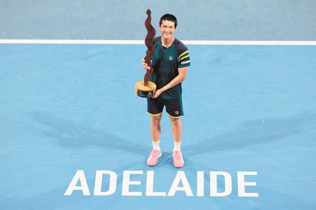 권순우가 14일 호주 애들레이드 메모리얼 드라이브 테니스 센터에서 남자프로테니스(ATP) 투어 2023 애들레이드 인터내셔널 2차
 대회 우승 트로피를 들어 올리고 있다. 트로피는 호주 원주민 신화에 나오는 무지개 뱀을 형상화했다. 호주테니스협회 제공