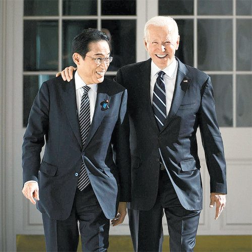 조 바이든 미국 대통령(오른쪽)이 13일(현지 시간) 미 워싱턴 백악관에서 기시다 후미오 일본 총리의 어깨에 손을 올린 채 밝은 표정으로 집무실인 오벌오피스로 향하고 있다. 워싱턴=AP 뉴시스