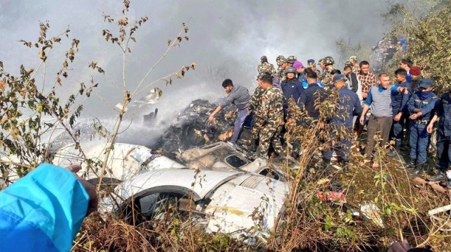 처참한 잔해 15일 오전 네팔 예티항공 소속 ATR72가 추락한 네팔 포카라공항 인근에서 구조대와 주민들이 여객기 
잔해를 살펴보고 있다. 사고 비행기에는 한국인 2명을 포함해 72명이 타고 있었고, 현재까지 사망자 68명이 확인됐다고 현지 
경찰은 전했다. 사진 출처 트위터
