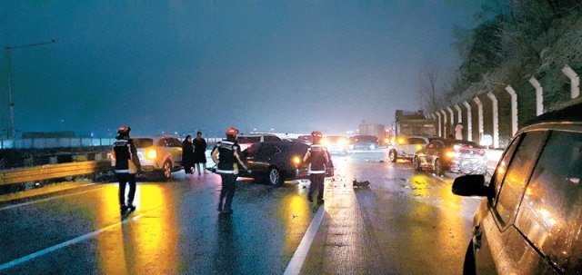 포천서 고속도로 결빙으로 40중 연쇄 추돌… 1명 사망, 3명 중상