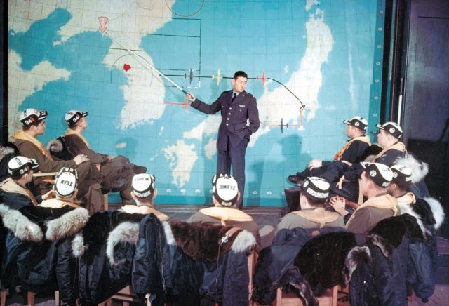 미군 장교가 일본 요코타 공군기지와 북한 신의주가 표시된 대형 지도 앞에서 신의주를 가리키는 사진. 사진 출처 유엔군사령부 페이스북