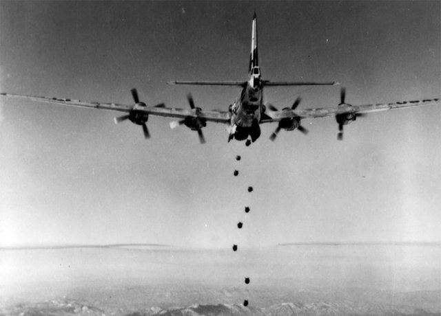 유엔군사령부가 공개한 6·25전쟁 당시 B-29가 북한 지역을 폭격하는 사진. 사진 출처 유엔군사령부 페이스북