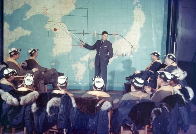 한반도와 일본이 나온 지도 앞에서 설명 중인 미군. 유엔군사령부 제공