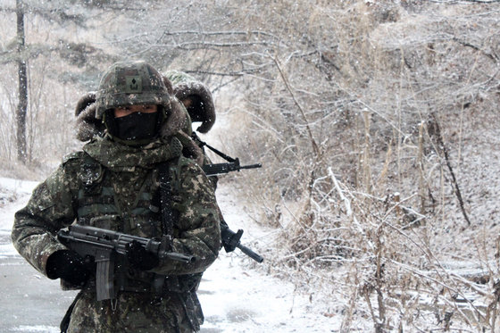 육군 장병들이 21일 경북 안동시 산악지대에서 혹한기 훈련을 실시하고 있다. (육군 제50보병사단제공, 사진은 기사 내용과 무관함) 2021.1.21 뉴스1