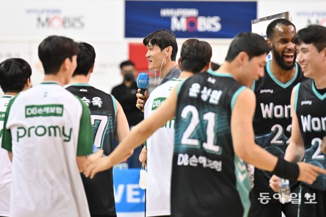 생방송 인터뷰 중 축하 물 세례를 받은 김주성 DB 감독대행(가운데). KBL 제공