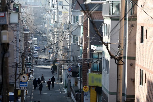 이른바 ‘빌라왕’ 등 전세사기 피해로 보증금을 돌려받지 못하는 세입자들이 속출하는 가운데 지난해 11월 기준 주택도시보증공사(HUG)가 파악한 상위 30위 전세보증금반환보증 집중 관리 다주택 채무자(악성 임대인)의 지역별 통계에 따르면, 서울 강서구 화곡동에서 발생한 전세금 미반환 사고가 737건으로 압도적 1위를 차지했다. 이는 서울 전 지역 사고의 41%를 차지한다. 사진은 9일 서울 강서구 화곡동의 빌라 밀집 지역. 뉴스1