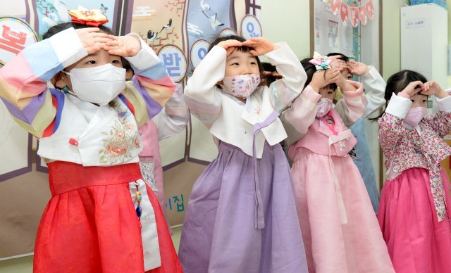 지난해 설 연휴를 앞둔 대전 대덕구 푸른어린이집 원생들이 한복을 곱게 차려입고 세배를 배우고 있다. 뉴스1
