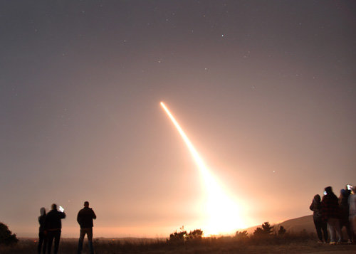 2020년 10월 미국 캘리포니아주 반덴버그 공군기지에서 미니트맨3 대륙간탄도미사일(ICBM)이 시험발사되고 있다. 출처 미 전략사 홈페이지