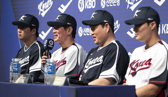 이강철 WBC 대표팀 감독이 16일 오후 서울 강남구 리베라 호텔에서 열린 ‘2023 WBC(월드 베이스볼 클래식) 대표팀 기자회견’에 참석해 취재진의 질문에 답하고 있다. 2023.1.16 뉴스1