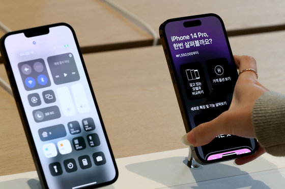 애플의 아이폰14 등 신제품이 국내에 정식 출시한 7일 서울 중구 애플스토어 명동점에서 한 시민이 아이폰14를 살펴보고 있다. 2022.10.7/뉴스1