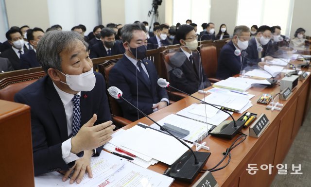 지난해 12월 27일 국회에서 열린 이태원 참사 국정조사 1차 기관증인 보고에서 한오섭 국장상황실장이 질문에 답하고 있다. 원대연 기자 yeon72@donga.com