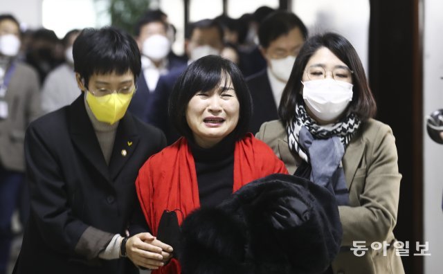 이태원 참사 유가족이 지낸해 12월 27일 국회에서 열린 이태원 참사 국정조사 특위 1차 기관보고에서 눈물을 흘리며 회의장을 나오고 있다. 원대연 기자 yeon72@donga.com