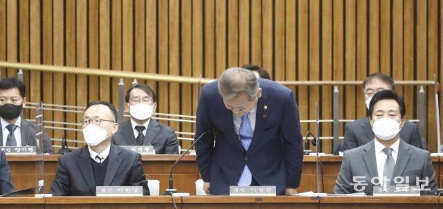 6일 국회에서 열린 ‘용산 이태원참사 진상규명과 재발방지를 위한 국정조사 특별위원회’ 2차 청문회에서 이상민 행안부 장관이 유가족들에게 사과를 하고 있다. 원대연 기자 yeon72@donga.com