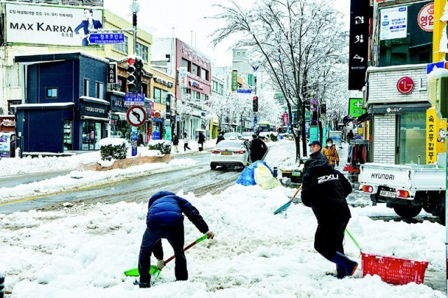 속초에는 14일부터 3일 동안 많은 눈이 내려 산간마을에 많은 눈이 쌓였다. 속초시는 공무원들을 집중 투입해 제설작업을 펼쳤다. 속초시 제공