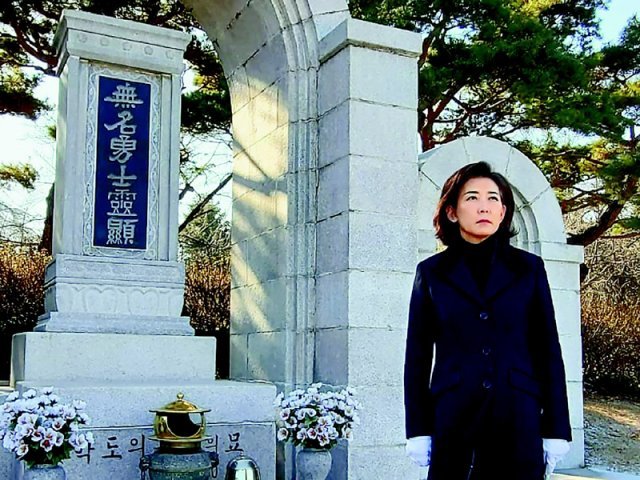 국민의힘 나경원 전 의원이 16일 서울 동작구 국립서울현충원 내 무명용사의 패를 찾은 모습. 나 전 의원은 이승만, 박정희, 김영삼 전 대통령 묘역을 참배했다고 페이스북에 밝혔다. 사진 출처 나경원 페이스북