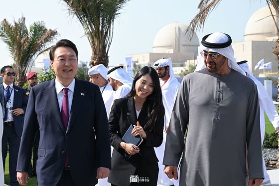 윤석열 대통령과 모하메드 빈 자이드 알 나흐얀 아랍에미리트(UAE) 대통령이 16일 오후(현지시간) UAE 아부다비 알다프라 바라카 원자력 발전소에서 열린 3호기 가동 기념 행사에 참석하고 있다. 2023.1.16 대통령실 홈페이지