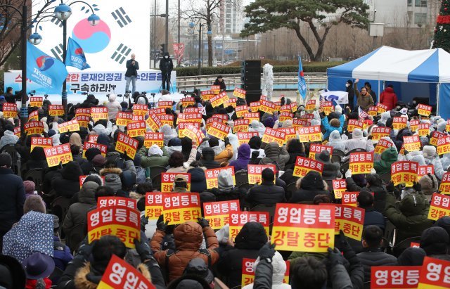 전광훈 사랑제일교회 목사가 이끄는 대한민국바로세우기운동본부(대국본) 회원들이 13일 오후 인천시청 앞 광장에서 ‘스카이72 골프클럽’ 운영권 박달 중단·입찰비리 의혹 수사 촉구 집회를 하고 있다. 뉴스1