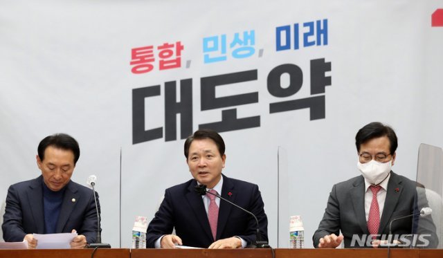 국민의힘 성일종 정책위의장(가운데)이 17일 오전 서울 여의도 국회에서 열린 원내대책회의에서 발언하고 있다. 뉴시스