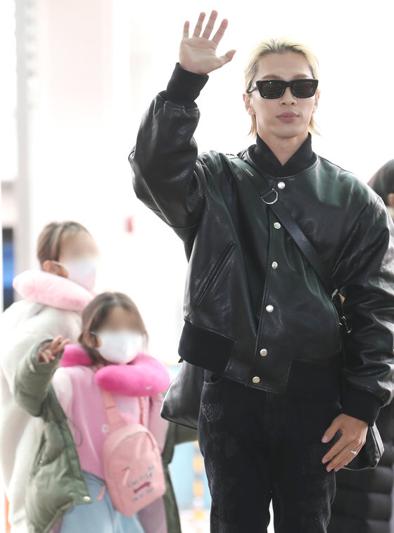 빅뱅(BIGBANG) 태양이 패션쇼 참석을 위해 17일 오전 인천국제공항에 도착해 프랑스 파리로 출국하기 전 손을 흔들고 있다. 뒤로는 귀여운 꼬마 공주님이 태양의 뒷 모습을 바라보며 인사를 하고 있다. ⓒ News1