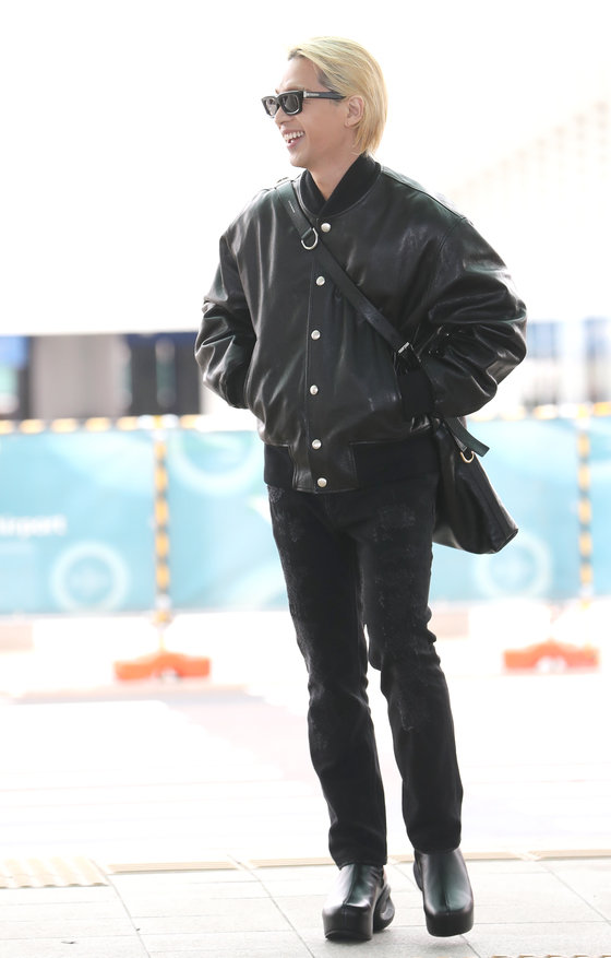 빅뱅(BIGBANG) 태양이 패션쇼 참석을 위해 17일 오전 인천국제공항에 도착해 파리로 출국하기 전 미소를 짓고 있다. ⓒ News1