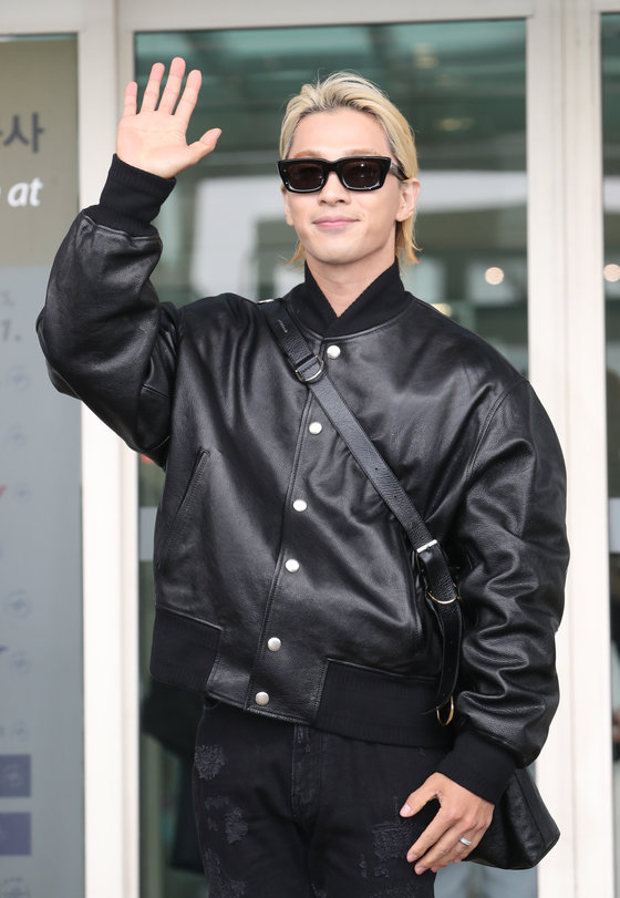 빅뱅(BIGBANG) 태양이 패션쇼 참석을 위해 17일 오전 인천국제공항에 도착해 프랑스 파리로 출국하기 전 인사를 하고 있다. ⓒ News1