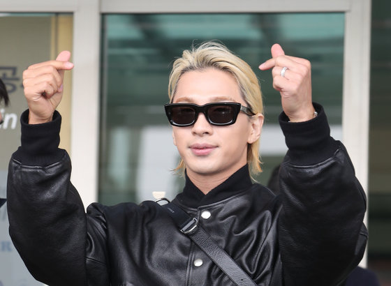 빅뱅(BIGBANG) 태양이 패션쇼 참석을 위해 17일 오전 인천국제공항에 도착해 프랑스 파리로 출국하기 전 손 하트를 하고 있다. ⓒ News1