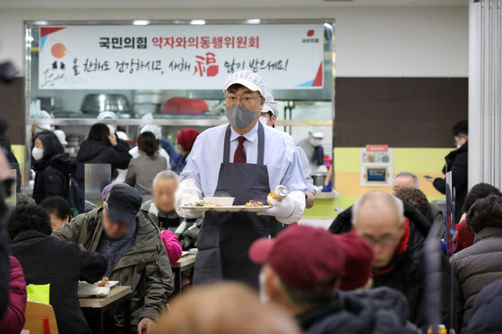 정진석 국민의힘 비상대책위원장이 17일 오전 서울 서대문구 서대문노인종합복지관을 찾아 배식 봉사활동을 하고 있다. 2023.1.17 뉴스1