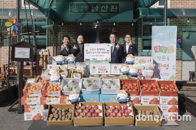 조소행 농협 상호금융대표이사(오른쪽 두번째), 농협 서국동 상호금융기획본부장(오른쪽 첫번째), 농협 김영훈 상호금융기획부장(왼쪽 첫
 번째)이 남산원에 후원 물품을 기증한 뒤 남산원 박흥식 원장(왼쪽 두번째)과 기념촬영을 하고 있다. 농협 제공