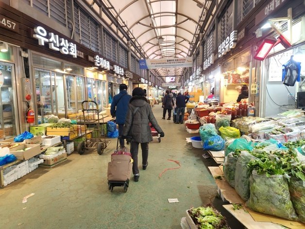 17일 오전 서울 동대문구 청량리청과물시장에 장 보러 나온 사람들 . 2023.1.17/뉴스1