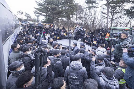 17일 오전 인천 중구 스카이72 바다코스 입구에서 인천지방법원 관계자들이 골프장 운영권 반환 강제집행을 시도하자 스카이72 시설 임차인 및 스카이72 입찰탈락 의혹을 제기하는 보수단체 회원들이 막아서고 있다. 2023.1.17/뉴스1 ⓒ News1 공항사진기자단