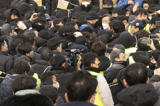 17일 오전 인천 중구 스카이72 바다코스에서 인천지방법원 관계자들이 골프장 운영권 반환 강제집행을 시도하자 스카이72 시설 임차인 및 스카이72 입찰탈락 의혹을 제기하는 보수단체 회원들이 막아서고 있다. 2023.1.17/뉴스1 ⓒ News1 공항사진기자단