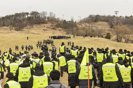 17일 오전 인천 중구 스카이72 바다코스에서 인천지방법원 관계자들이 골프장 운영권 반환 강제집행을 시도하며 필드로 진입하고 있다. 2023.1.17/뉴스1 ⓒ News1 공항사진기자단