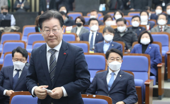 이재명 더불어민주당 대표가 17일 서울 여의도 국회에서 열린 의원총회에서 모두 발언을 위해 발언대로 이동하고 있다. 2023.1.17/뉴스1