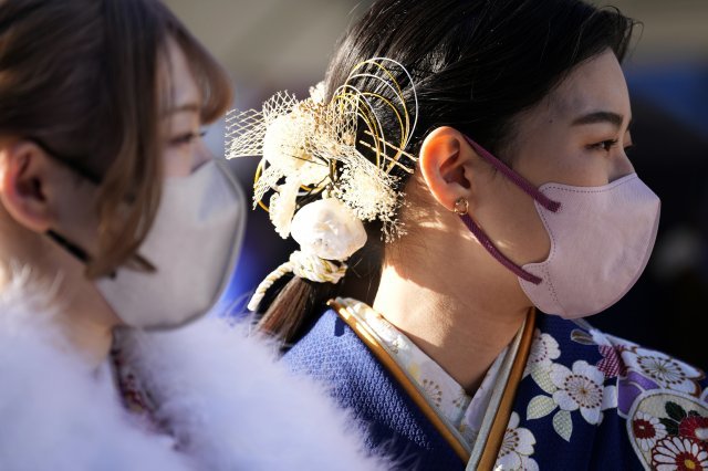 일본에서 성년의날이었던 이달 9일, 20세로 성년이 된 일본 여성이 일본 요코하마시의 성년식 행사장 앞에서 마스크를 쓰고 있다. AP 뉴시스