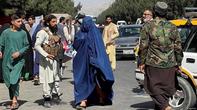 아프가니스탄에서 여성이 눈을 제외하고 머리 끝에서 발가락 끝까지 전부 가리는 복장인 ‘부르카’를 착용한 채 외출한 모습. 탈레반 세력은 지난해 5월 여성의 부르카 착용을 사실상 의무화했다. 트위터 캡쳐.