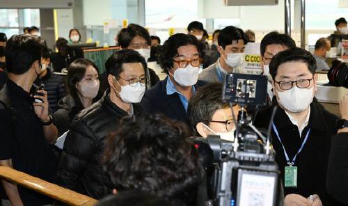 해외 도피생활 중 태국에서 체포된 김성태 전 쌍방울그룹회장이 17일 오전 인천국제공항을 통해 입국하고 있다. 뉴스1