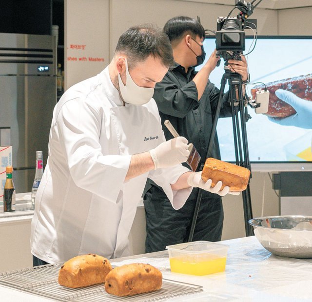 파이브잇에서 셰프의 레시피 콘텐츠를 만들기 위해 프랑스 출신 장 마리 라니오 셰프가 빵을 만드는 과정을 촬영하는 모습. 원데이타 제공