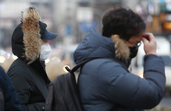 영하권 추위가 이어진 17일 오전 서울 종로구 광화문네거리에서 시민들이 두꺼운 옷을 입고 발걸음을 옮기고 있다. 2023.1.17/뉴스1