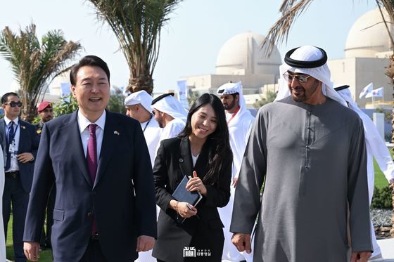 윤석열 대통령과 모하메드 빈 자이드 알 나흐얀 아랍에미리트(UAE) 대통령이 16일 오후(현지시간) UAE 아부다비 알다프라 바라카 원자력 발전소에서 열린 3호기 가동 기념 행사에 참석하고 있다.  2023.1.16/뉴스1