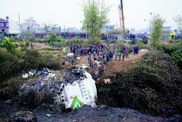 지난 16일 네팔 포카라 여객기 추락 현장에서 구조대원들이 여객기 잔해 주변을 뒤지며 실종자 수색 작업을 벌이고 있다. 포카라=AP 뉴시스