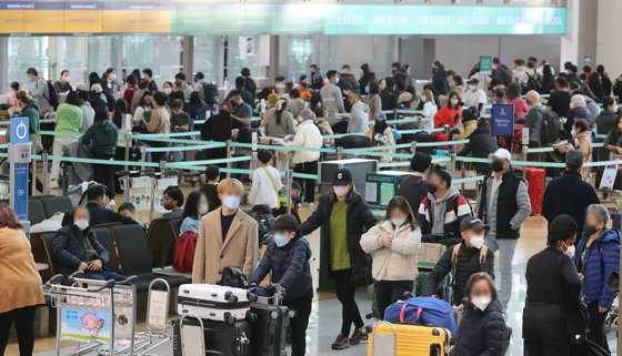 인천국제공항 제1터미널 출국장이 해외여행을 떠나려는 여행객들로 붐비고 있다.2023.1.4. 뉴스11